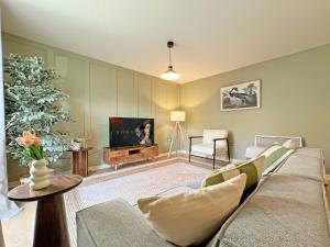 ウィンザーにあるPrime Windsor Location 3 Bedroom Apartment with Free Private Parkingのソファとテレビのあるリビングルーム +15枚の写真