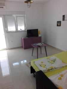 Televízia a/alebo spoločenská miestnosť v ubytovaní Apartments Markas