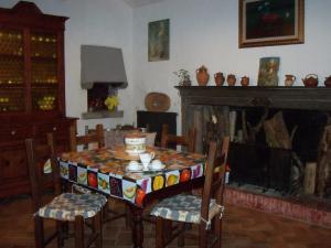 a table and chairs in a room with a fireplace at B&B Le Limentre in San Pellegrino al Cassero