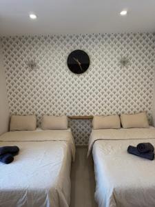 سرير أو أسرّة في غرفة في Luxury Apartments Near the Beach and Downtown CENTRUM 8