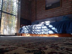 une chambre avec un lit et une grande fenêtre dans l'établissement Casa Boreal dptos estilo casa, à Puerto Madryn 28 autres photos