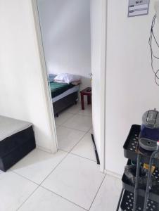 Kleines Zimmer mit einem Bett und einem weißen Boden in der Unterkunft ALL liberdade in São Paulo