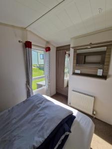 Ένα ή περισσότερα κρεβάτια σε δωμάτιο στο Sea Breeze Retreat 2 Bedroom Pet Friendly Caravan in Clarach Bay