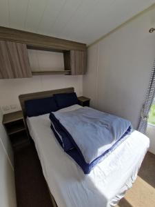 Ένα ή περισσότερα κρεβάτια σε δωμάτιο στο Sea Breeze Retreat 2 Bedroom Pet Friendly Caravan in Clarach Bay