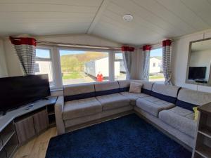 Μια τηλεόραση ή/και κέντρο ψυχαγωγίας στο Sea Breeze Retreat 2 Bedroom Pet Friendly Caravan in Clarach Bay