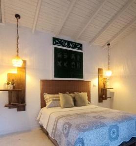 a bedroom with a bed and a sign on the wall at Mohana in Puerto Colombia