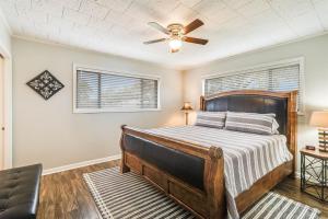 una camera da letto con un letto e un ventilatore a soffitto di HOT Spot Near Cajun Dome and Moncus Park Sleeps 8 a Lafayette