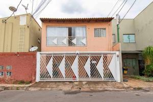 a white gate in front of a house at Centro de BSB - quarto duplo in Brasilia