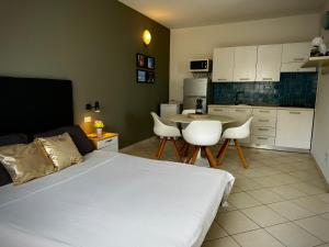 Kuchyň nebo kuchyňský kout v ubytování Wind Holiday Apartments - By Bobbywashere + 73 fotografií