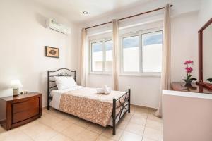 a bedroom with a bed and a window at Villa Semina in Pastida