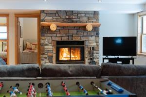 Μια τηλεόραση ή/και κέντρο ψυχαγωγίας στο Fiddler Lake Resort Chalet 30 Deer