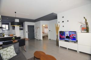 a living room with a couch and a tv in it at Magnifico apartamento en Oasis Beach in Playa Flamenca
