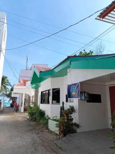 ein Gebäude mit einem Schild an der Seite in der Unterkunft Vincent and Rose Home stay in Maricaban