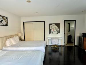 En eller flere senge i et værelse på Private Guest house in West Hollywood