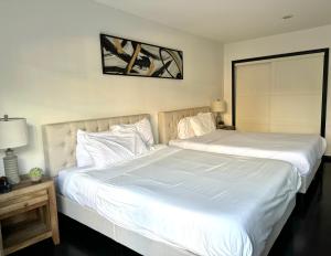 En eller flere senge i et værelse på Private Guest house in West Hollywood + 1 billede