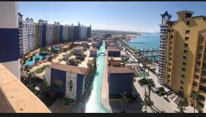 The swimming pool at or close to بورتو مارينا الساحل الشمالى