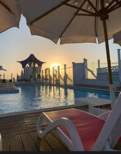 The swimming pool at or close to بورتو مارينا الساحل الشمالى