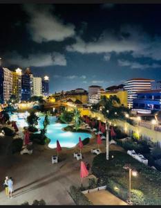 The swimming pool at or close to بورتو مارينا الساحل الشمالى