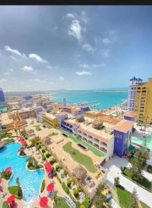 The swimming pool at or close to بورتو مارينا الساحل الشمالى