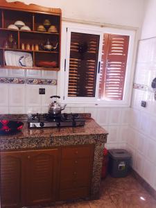 uma cozinha com um fogão e uma bancada em Chez Fouzia em Essaouira