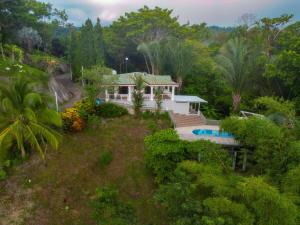 an aerial view of a house with a swimming pool at Puravidovo, ocean view, hill side in Golfito