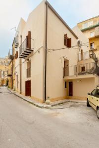 a building on the side of a street at La carbonaia rooms in Agrigento in Agrigento