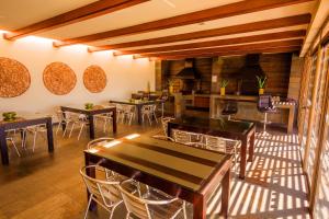 Un restaurante con mesas y sillas en una sala. en Excelente Vista al Mar 84, en Concón