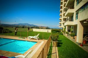 una piscina frente a un edificio de apartamentos en Excelente Vista al Mar 84, en Concón