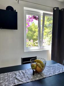 VrbanjにあるApartments by the sea Basina, Hvar - 24120の窓際のテーブルの鉢