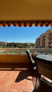 Un balcón con una mesa y vista a un edificio. en Mar de Aguadulce AC, en Roquetas de Mar