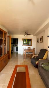 una sala de estar con un sofá y una mesa en Mar de Aguadulce AC, en Roquetas de Mar