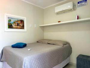 a bedroom with a bed and a picture on the wall at Espaço d Lurdes in Piranhas