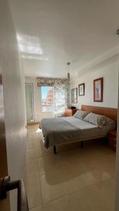 Un dormitorio con una cama y una ventana grande en Mar de Aguadulce AC, en Roquetas de Mar