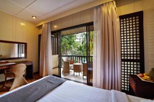 Rúm í herbergi á Cebu White Sands Resort and Spa