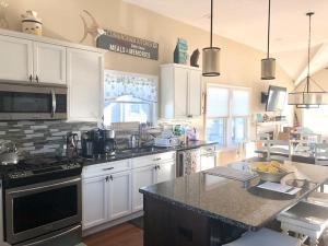 Η κουζίνα ή μικρή κουζίνα στο Single Family, Ocean Block, Wifi, Beach Badges, Washer And Dryer, Private Yard,spray Beach Ocean Block Contemporary 2Nd Off The Beach Close To,