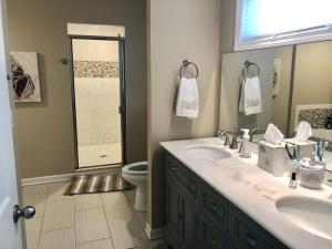 Ένα μπάνιο στο Single Family, Ocean Block, Wifi, Beach Badges, Washer And Dryer, Private Yard,spray Beach Ocean Block Contemporary 2Nd Off The Beach Close To, +18 φωτογραφίες