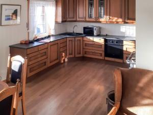 Dapur atau dapur kecil di 4 person holiday home in lyngdal