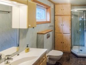 Bilik mandi di 4 person holiday home in lyngdal +14 gambar
