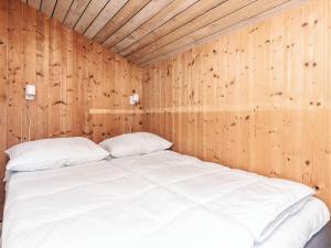 Postel nebo postele na pokoji v ubytování 4 star holiday home in Hals