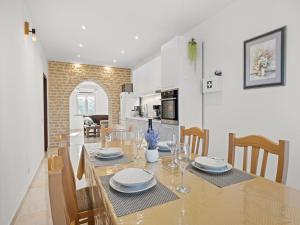 a dining room and kitchen with a table and chairs at Apartment in Vodnjan with Pool & Jacuzzi in Vodnjan