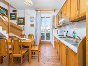 Η κουζίνα ή μικρή κουζίνα στο Apartment in Cres near Old Town & Beach