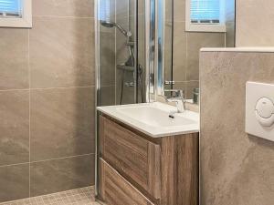 un baño con lavabo y ducha en 8 person holiday home in Hemsedal, en Hemsedal 44 fotos más