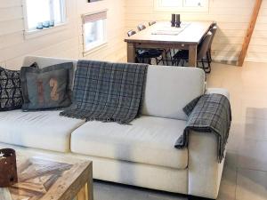 una sala de estar con un sofá y una mesa en 8 person holiday home in Hemsedal, en Hemsedal