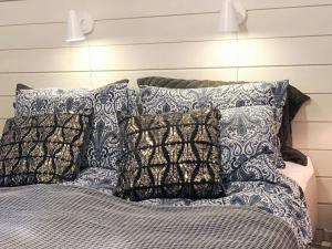 Una cama con almohadas azules y blancas. en 8 person holiday home in Hemsedal, en Hemsedal