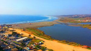 una vista aérea de la playa y del océano en Excelente Vista al Mar 214, en Concón