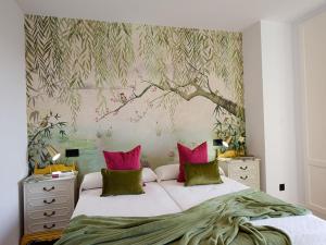 ein Schlafzimmer mit einem großen Bett mit rosa und grünen Kissen in der Unterkunft Villa in Sanxenxo with Pool & Sea Views in Pontevedra + 24 Fotos