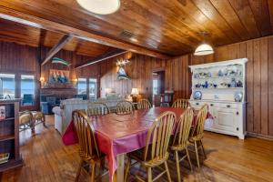 Un comedor con mesa y sillas en Oceanfront Beach House, en Fernandina Beach