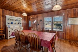 Un comedor con mesa y sillas en Oceanfront Beach House, en Fernandina Beach