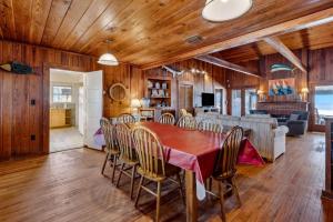 Un comedor y una sala de estar con mesa y sillas. en Oceanfront Beach House, en Fernandina Beach