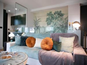 ein Wohnzimmer mit einer Couch mit Kissen darauf in der Unterkunft Villa in Sanxenxo with Pool & Sea Views in Pontevedra